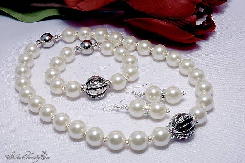EXQUISITE PEARL NECKLACE, BRACELET AND EARRINGS