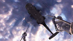 Two soldiers repelling from a helicopter in Call of Duty: Modern Warfare: Reflex