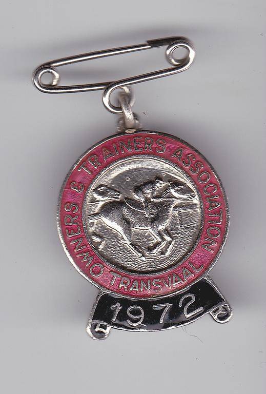 HORSE RACING - OWNERS AND TRAINERS ASSOCIATION BADGE TRANSVAAL 1972 - NO.123