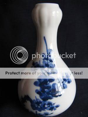 Two fine porcelain mini vases, http://www.bidorbuy.co.za/seller/930652/ELLE07