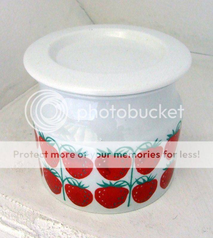 Beautiful retro ARABIA STRAWBERRIES pattern jam pot with lid