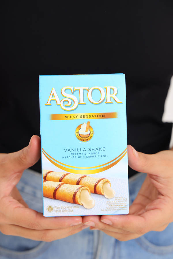 Astor Chocolate or Vanilla Wafer Sticks 40g