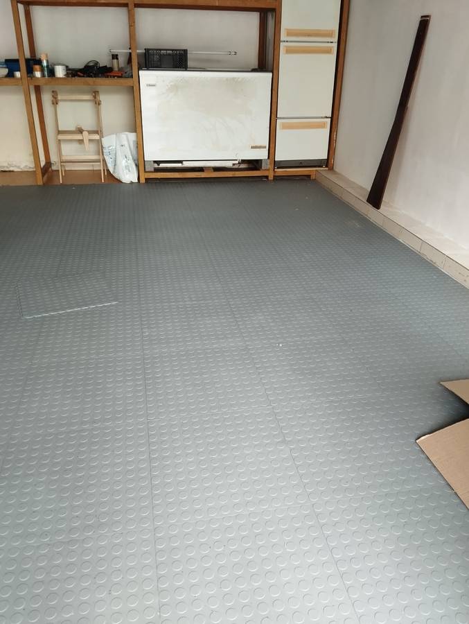 ZEE - PVC Interlocking Rubber Floor Tile - Gym Mats (4-Pack) - Various Colors