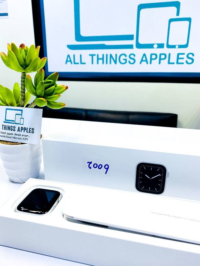 Apple Watch Series 5 44mm GPS Only - Pre-owned