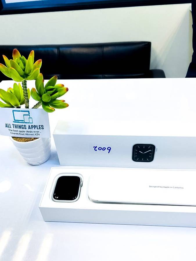 Apple Watch Series 5 44mm GPS Only - Pre-owned