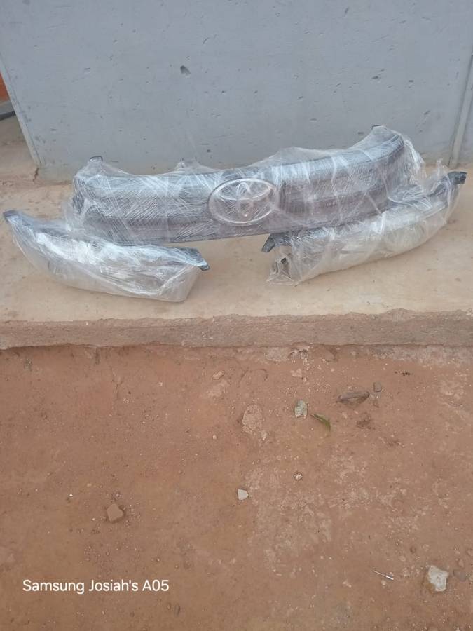 Toyota Hilux GD6 Single Cab Grill & Badge