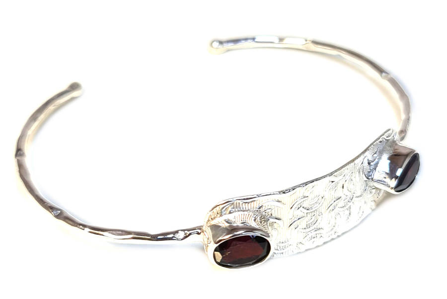 Garnet bangle in 925 silver