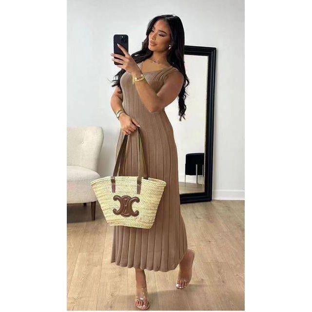 V-Neck  Contrasting Pleated Knitted Maxi Dress.