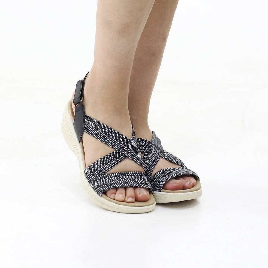Dust comfort sandal with criss-cross woven straps