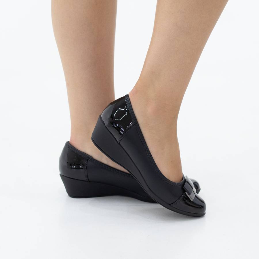 Elsa two-toned 4cm wedge heel pumps with a reg trim twist