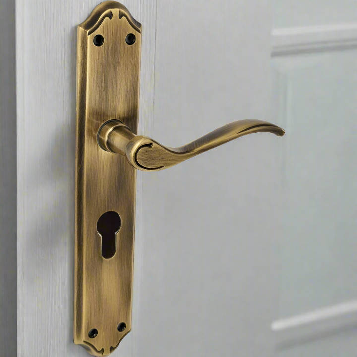 Classic Victorian style lever handle on plate - Tupai