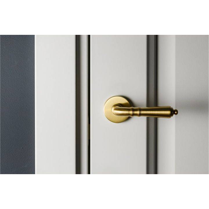 Aurelia Italian lever door handle on round rose