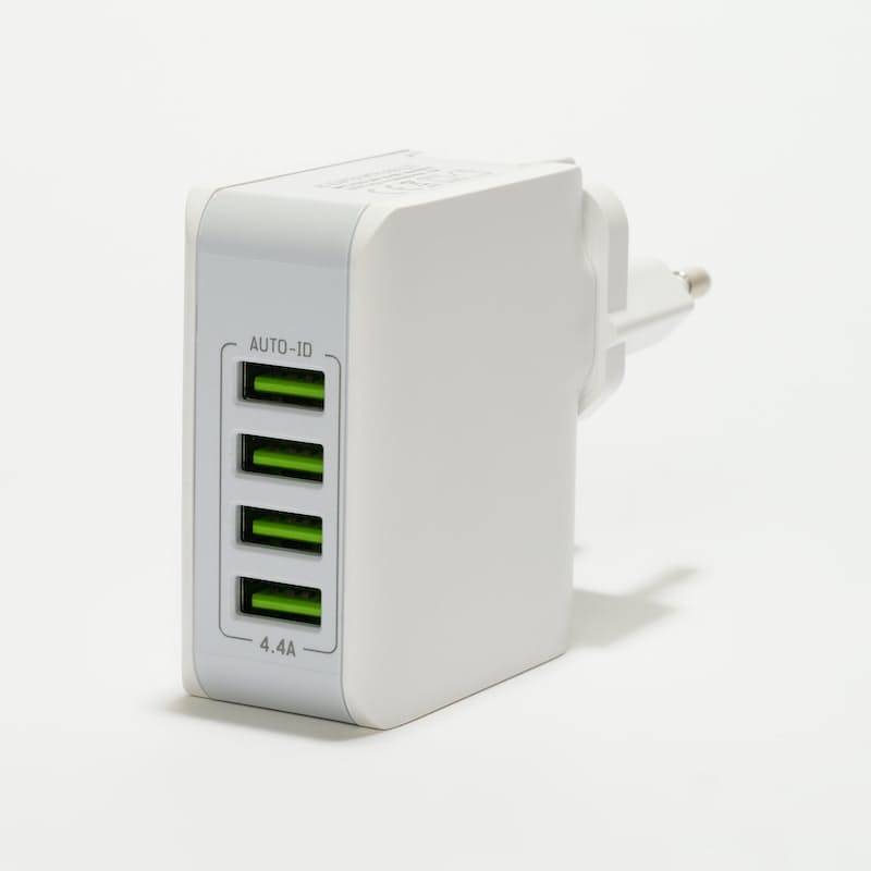 LDNIO 4-Port USB Auto-ID 4.4A Fast Charging Adapter & Lightning Charging Cable