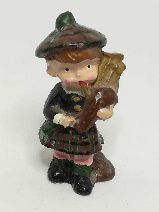 Miniature Wooden Playing Bagpipes Highland Dress (Miniature, suitable for printer's tray)