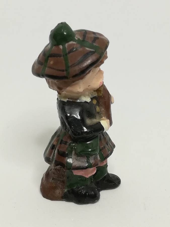 Miniature Wooden Playing Bagpipes Highland Dress (Miniature, suitable for printer's tray)