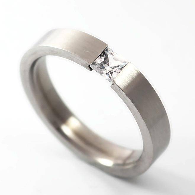 STUNNING! 0.47ct White CZ Titanium Wedding Band. Size 6