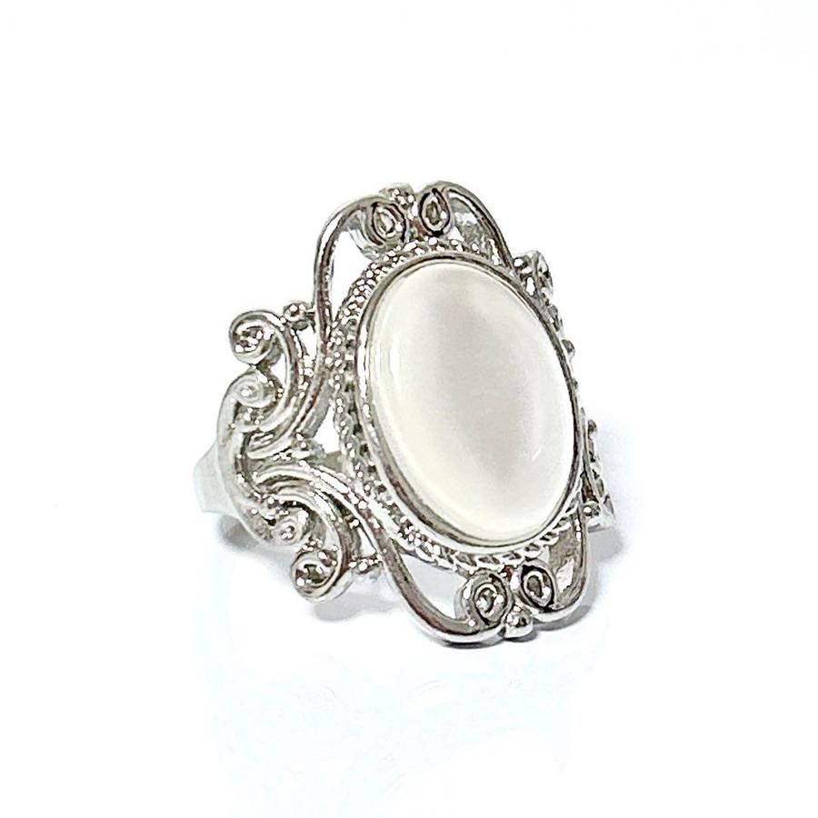 Gorgeous Vintage Ring with Oval Moonstone - Size M (6)