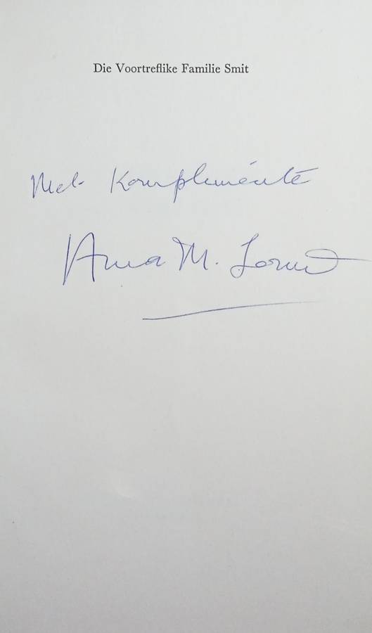 Die Voortreflike Familie Smit [Inscribed by the author] | Anna M. Louw