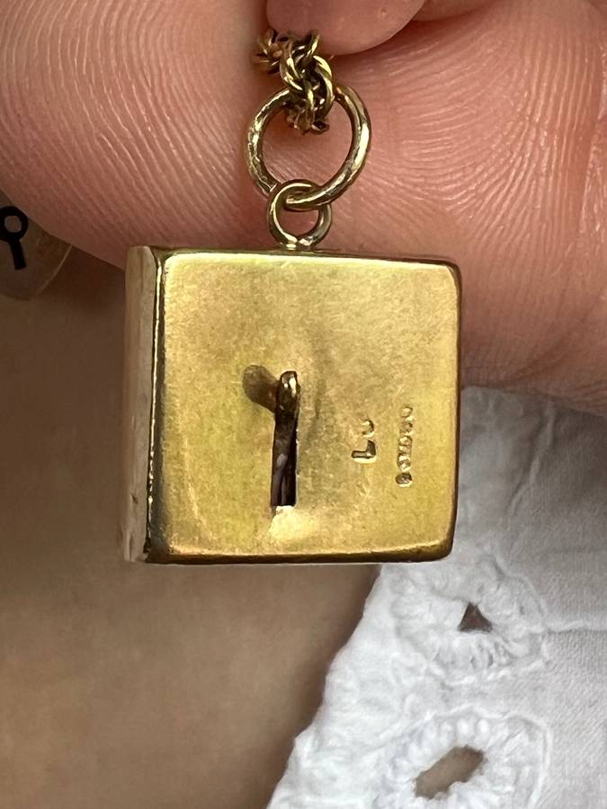 9ct Gold French Can-Can Dancing Pendant