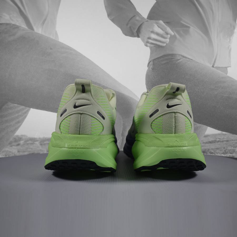 Nike VOMERO 18 Mens Neutral Running Shoes