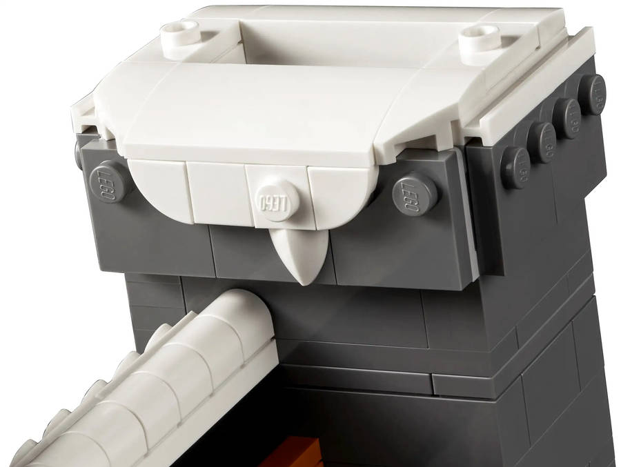 LEGO Icons 10293 Santa's Visit