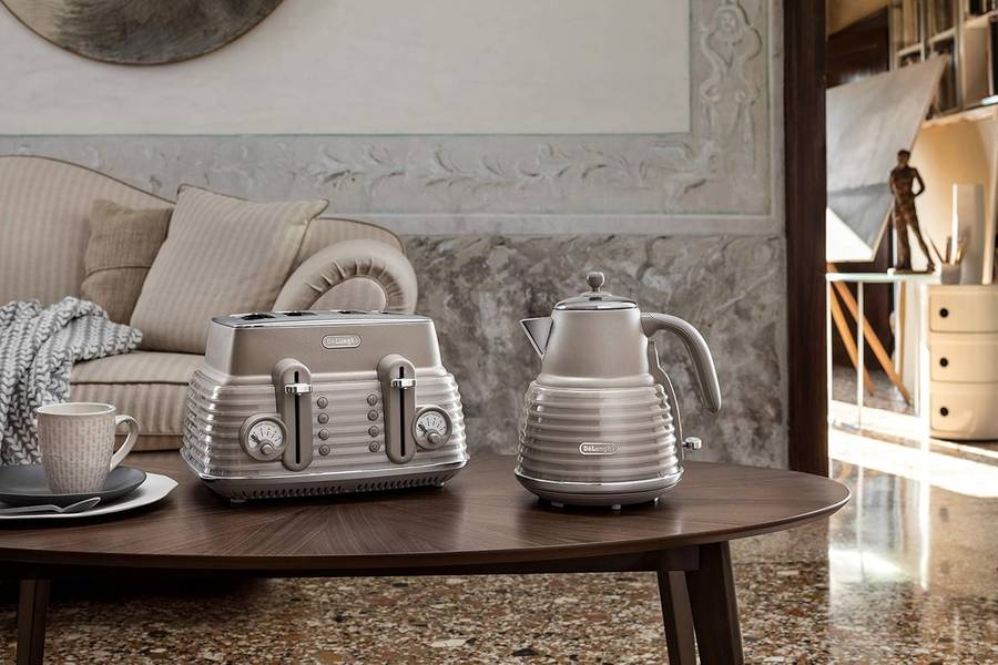 DeLonghi Scultura Beige Toaster and Kettle Bundle