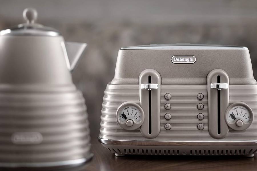 DeLonghi Scultura Beige Toaster and Kettle Bundle