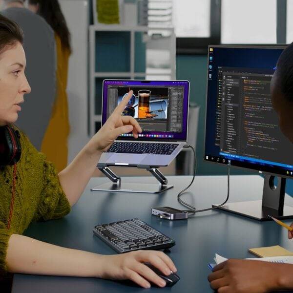 UGREEN Sharing Switch Box 2-in-4 Out  Connect Two Sources to Four Displays
