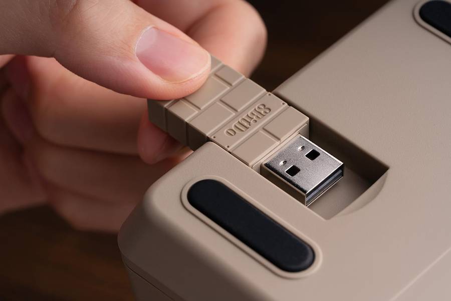 8BitDo Retro 18 Mechanical Numpad C64 Edition