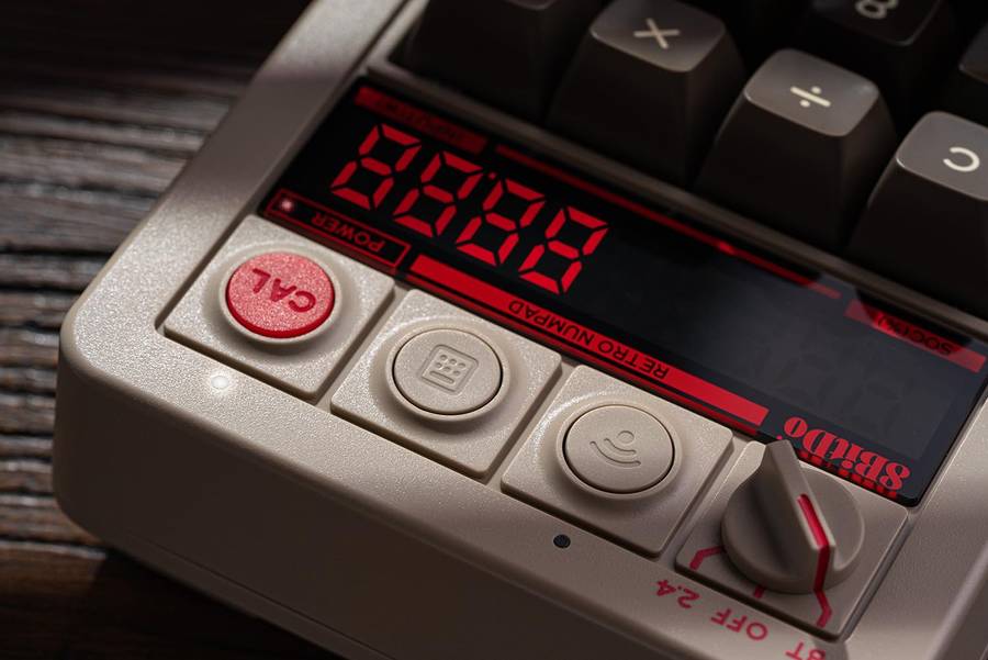 8BitDo Retro 18 Mechanical Numpad C64 Edition