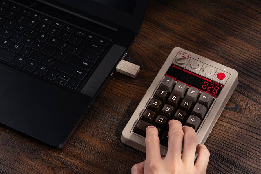 8BitDo Retro 18 Mechanical Numpad C64 Edition