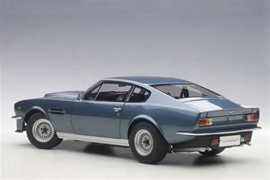 Aston Martin V8 Vantage  Blu '85 Damaged Trim 1/18 Scale  Auto Art AA70223