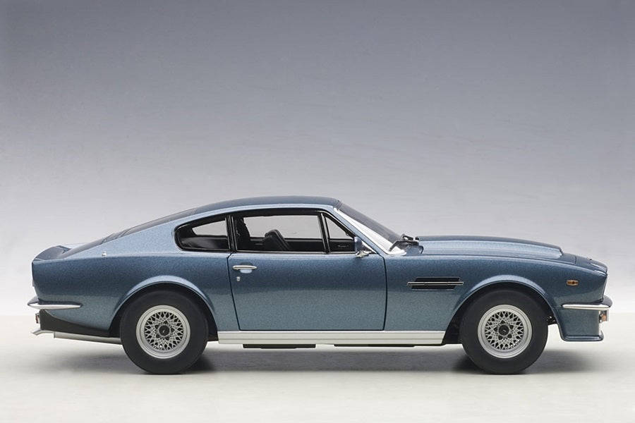 Aston Martin V8 Vantage  Blu '85 Damaged Trim 1/18 Scale  Auto Art AA70223