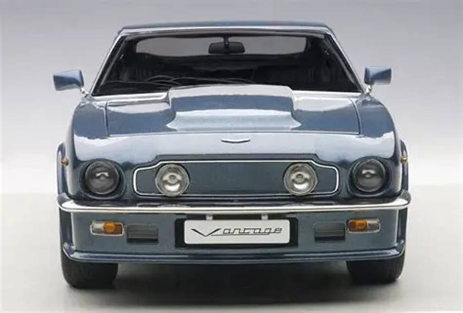 Aston Martin V8 Vantage  Blu '85 Damaged Trim 1/18 Scale  Auto Art AA70223