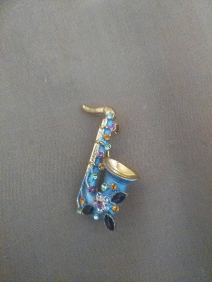 Saxaphone brooch