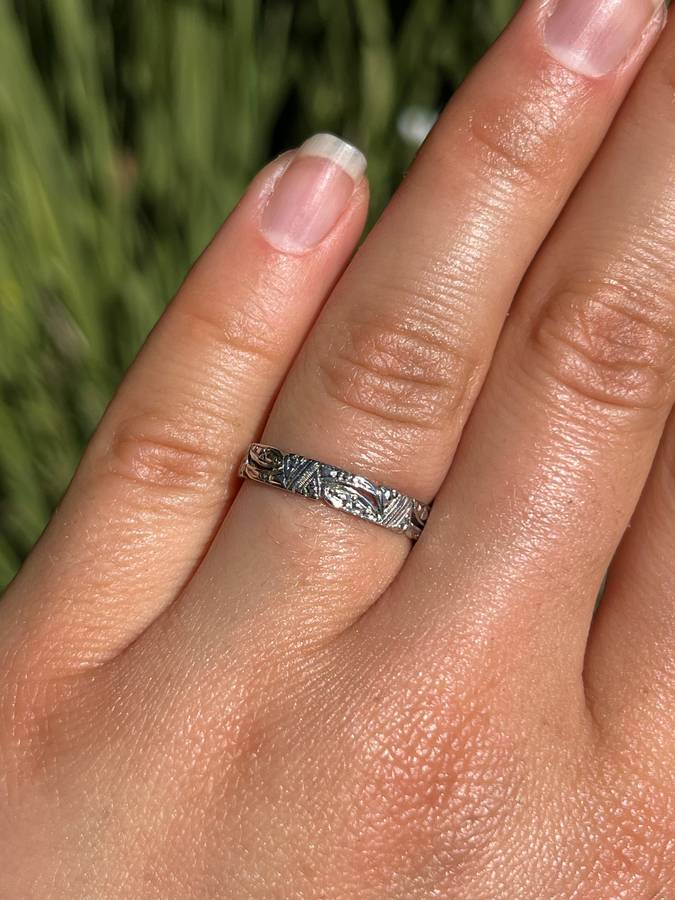 Vintage, 18K gold openwork engraved band, c.1940s