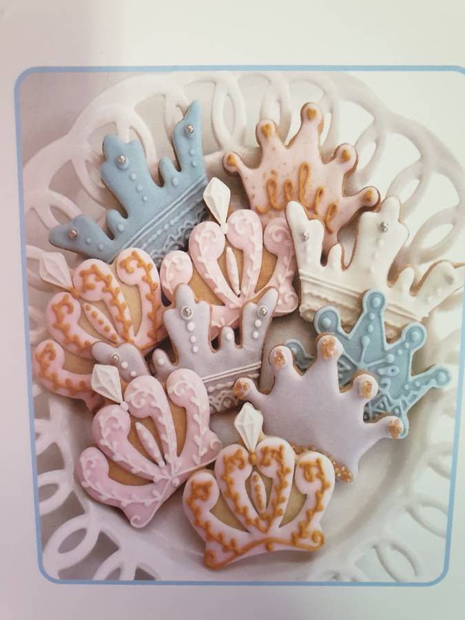 Crown plastic cupcake cutter set