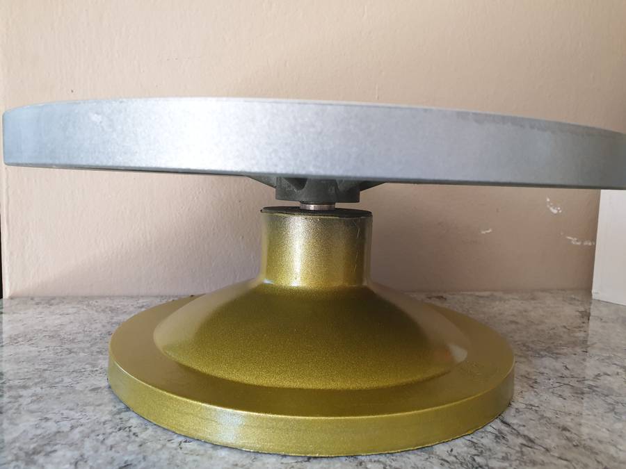 Heavy duty rotating cake stand. 34cm