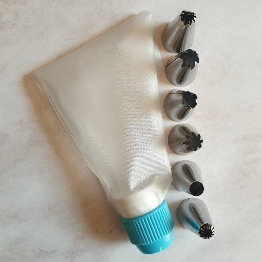 Piping bag with 6 nozzles and connector set