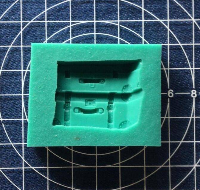 Suitcase silicone mould, 3.4x2.6cm