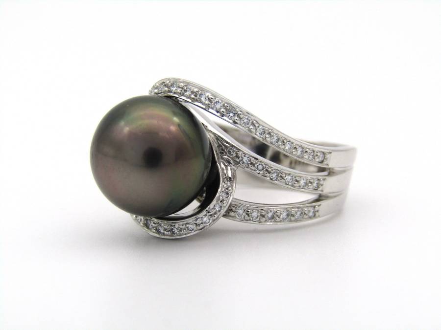 18K gold Tahitian pearl and diamond ring.