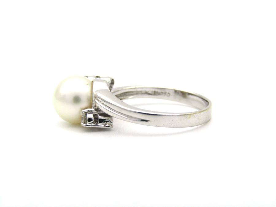 18K gold Akoya pearl and diamond ring.