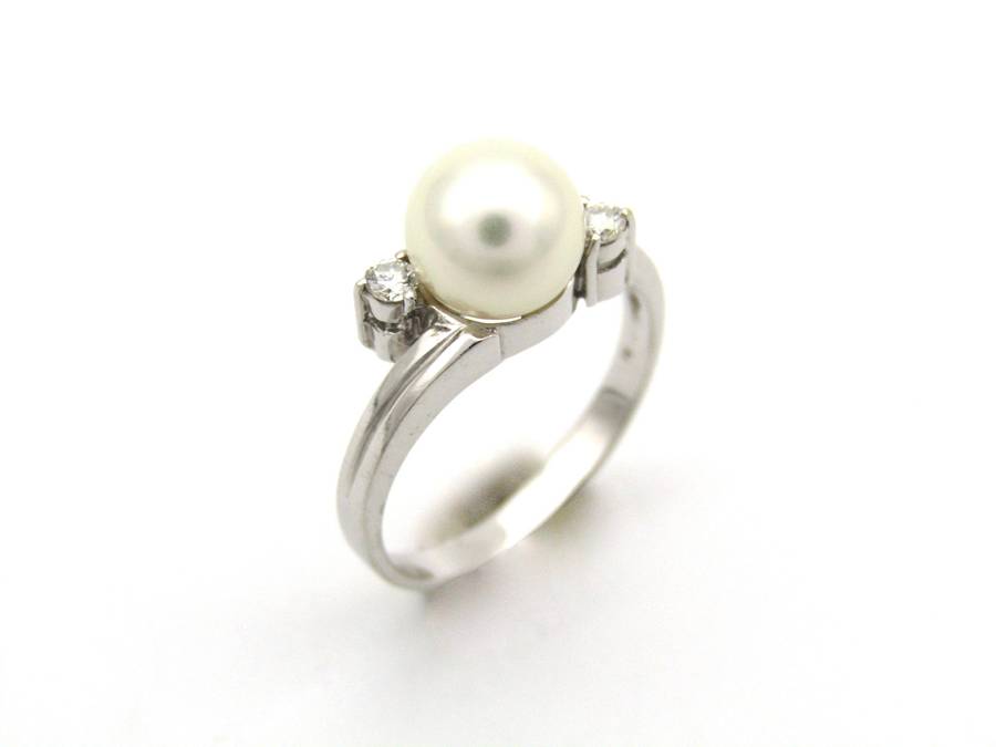 18K gold Akoya pearl and diamond ring.