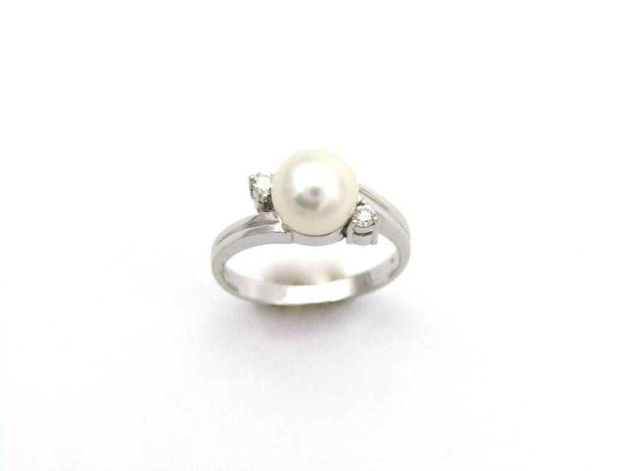 18K gold Akoya pearl and diamond ring.