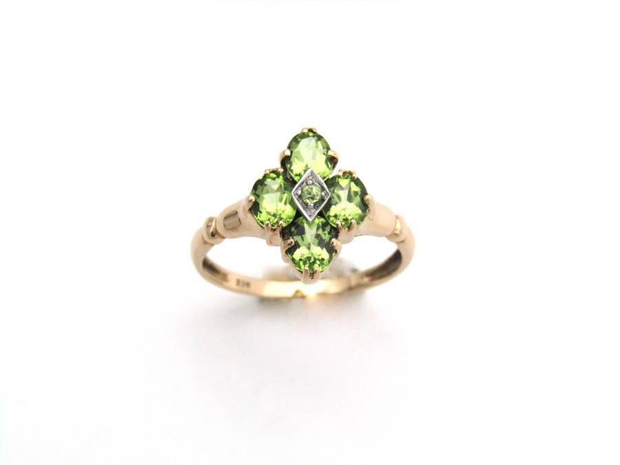 9K gold vintage peridot ring.
