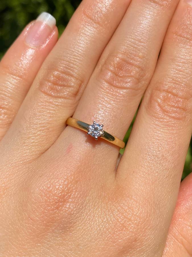 18K gold solitaire diamond ring, circa 1970's.