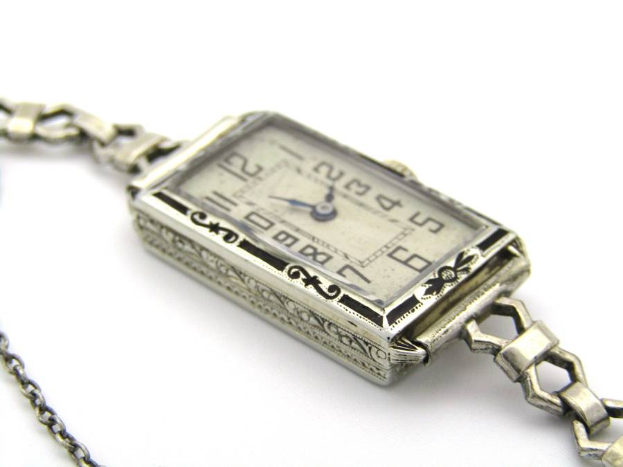 18K gold Art Deco wristwatch, America, circa 1920.