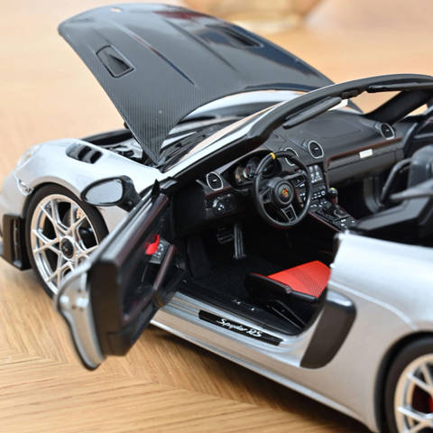 Porsche 718 Spyder RS w/ Weissach Pack 2023 GT-Silvermetallic 1:18 Norev