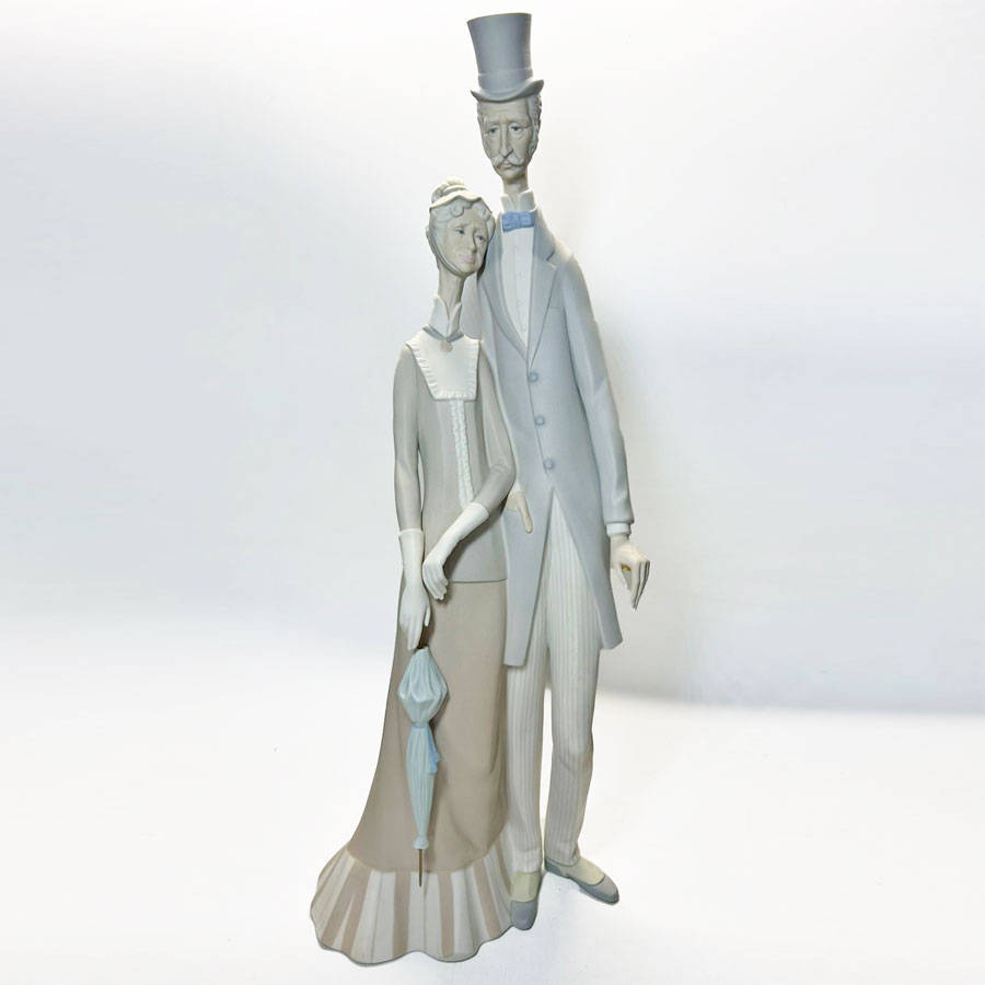 Lladro Figurine Edwardian Couple With Top Hat and Umbrella 130
