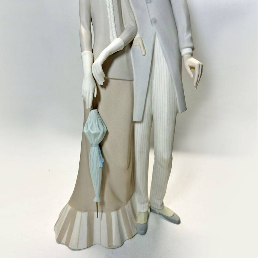 Lladro Figurine Edwardian Couple With Top Hat and Umbrella 130